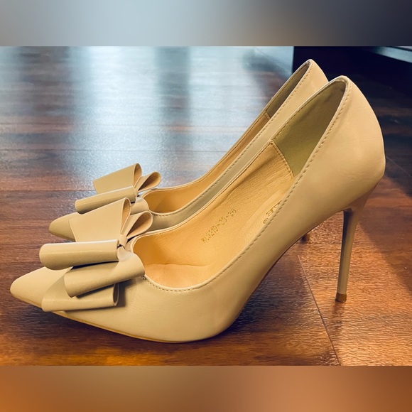 Big Tree dressy silver high heels, with adorable bow, barely worn - Picture 4 of 9